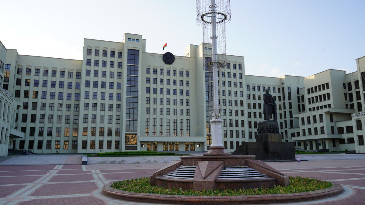 С 1 января в Беларуси повысят минимальную зарплату С этого времени месячная минимальная заработная плата составит 858 рублей Таким образом МЗП вырастет на 18 2 Повышение МЗП означает рост ряда выплат и компенсаций привязанных к этому индикатору Подробнее