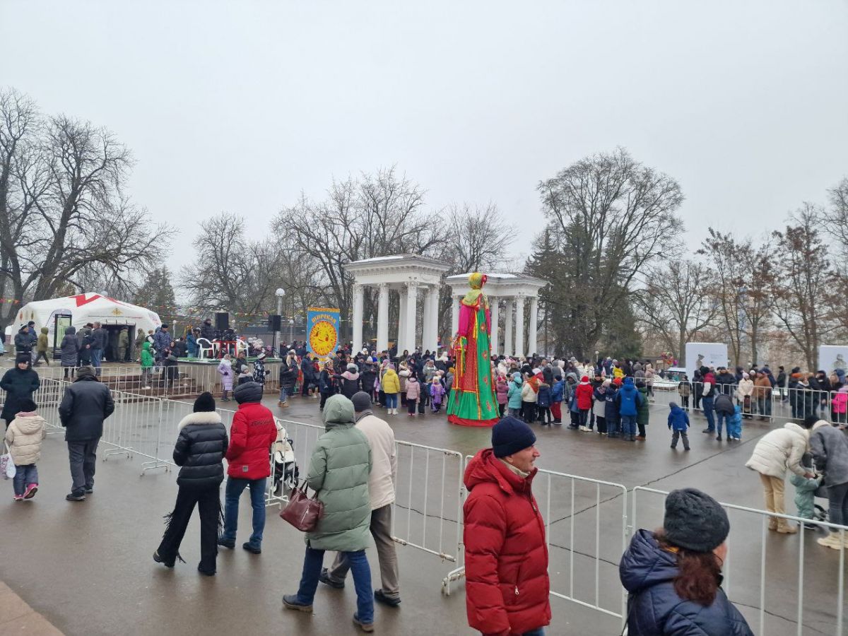 Орловцы начали провожать зиму     В эти минуты в Горпарке Орла проходят масленичные гуляния. Орловцы водят хороводы вокруг чучела, взбираются на ледяной столб и выстраиваются в очереди за блинами, передает корреспондент «ОН».  ↗  Прислать новость   Подписаться