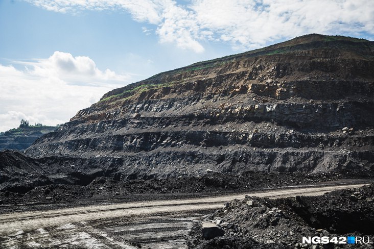 Руководители кузбасских шахт рассказали как будут гасить долги по зарплате Сотрудники Северного Кузбасса и Спиридоновской обратились с вопросом на прямую линию главы региона Вместо зарплаты скидывают копейки Как платить за жилье не получаем ни отпускных ни алиментов написали шахтеры Губернатор Илья Середюк во время эфира связался с министром угольной промышленности Андреем Брижаком и руководителем Северного Кузбасса Константином Лупием