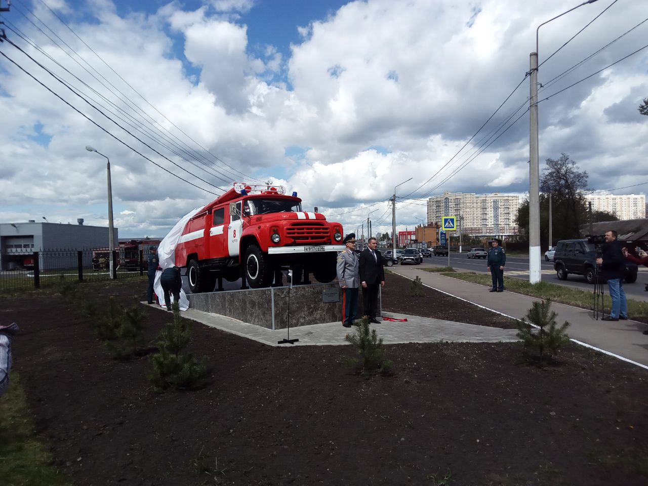 В Курске торжественно открыли памятник пожарному ретро-автомобилю Он установлен на базе 8-й пожарно-спасательной части на ул. Карла Маркса, 81. Сегодня в стране отмечают 376-ю годовщину Пожарной охраны России. ФОТО: РИА «Курск»