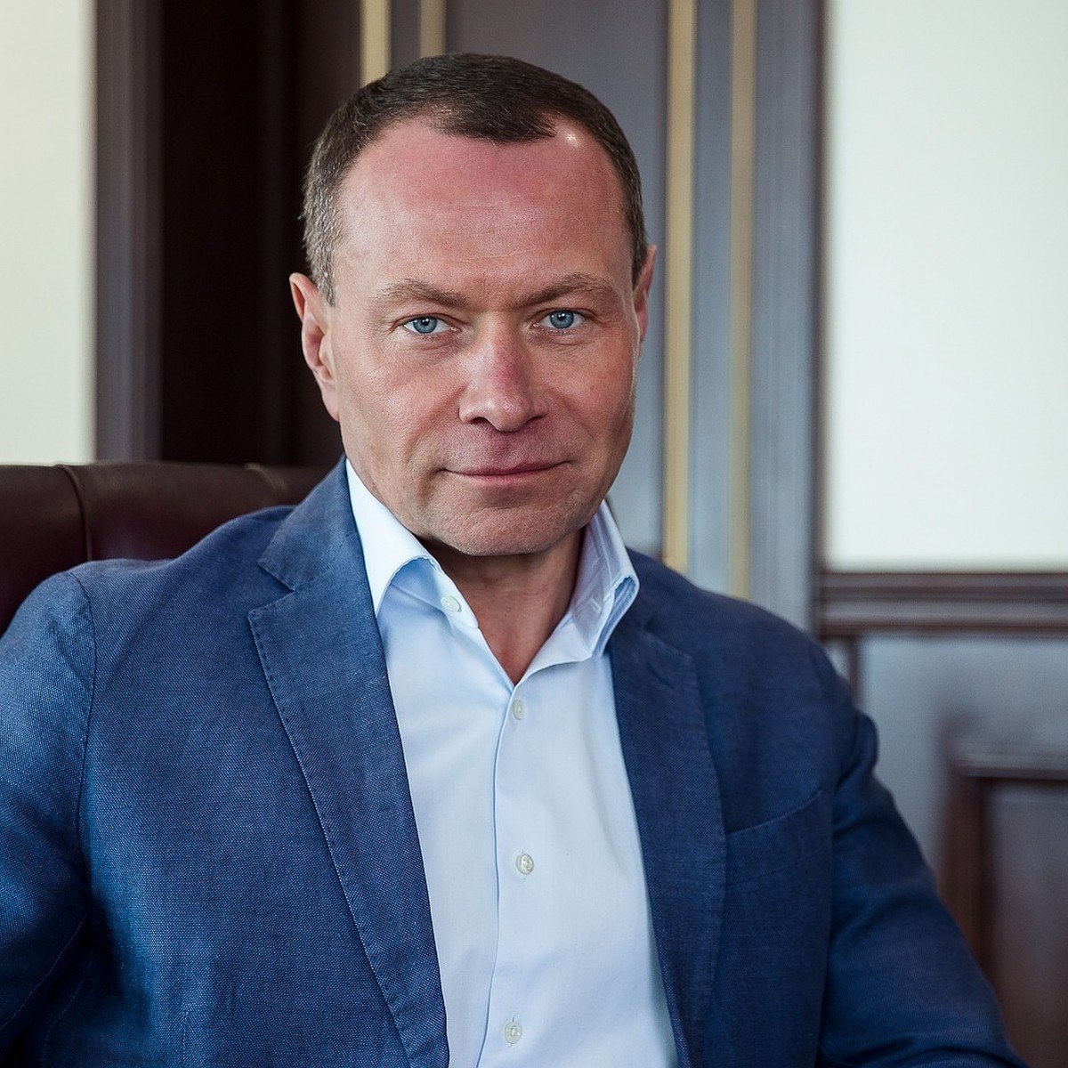 Вернуть как было Экс мэр Владивостока Владимир Николаев решил не сдаваться без боя и подал апелляцию на решение суда о конфискации его имущества Напомним летом Ленинский районный суд постановил изъять у экс градоначальника 821 объект недвижимости В списке всё что только можно представить от санатория Амурский залив на Седанке до элитных башен жилого комплекса Магнум в самом центре города Но Николаев похоже уверен что всё это ему принадлежит по праву Среди соответчиков по делу значится и действующий депутат Госдумы сестра Николаева Теперь апелляционная инстанция должен решить останется ли в силе это решение или всё же часть имущества вернётся к бывшему мэру Судя по масштабу конфискованного речь идёт не просто о недвижимости а о целой империи И Николаев явно не готов с ней расстаться Фото КП dvved