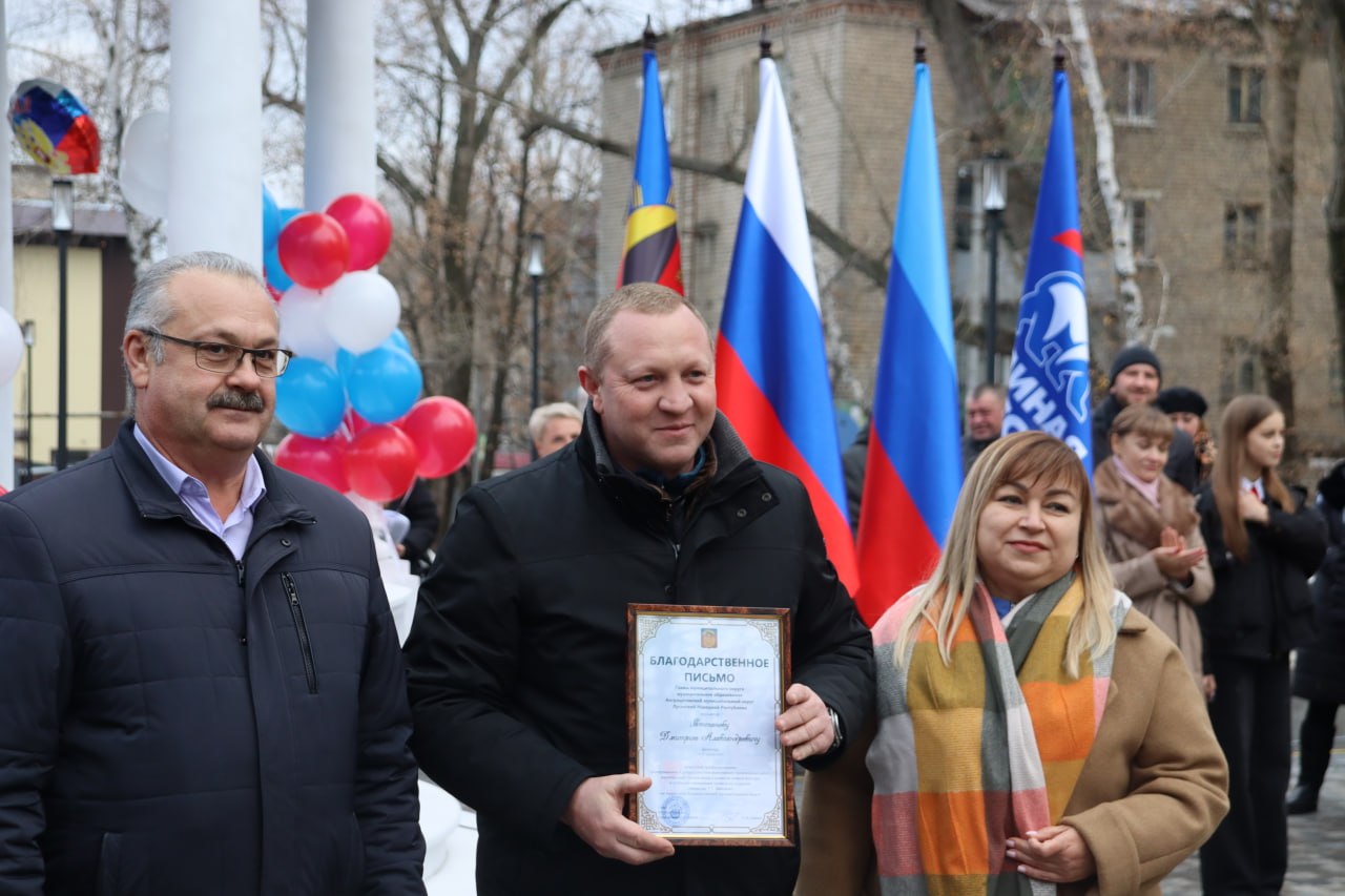 В Антраците в торжественной обстановке состоялось открытие сквера им. Тараса Шевченко, благоустроенного в рамках реализации программы «Формирование современной городской среды города Антрацита Луганской Народной Республики на 2024 год».