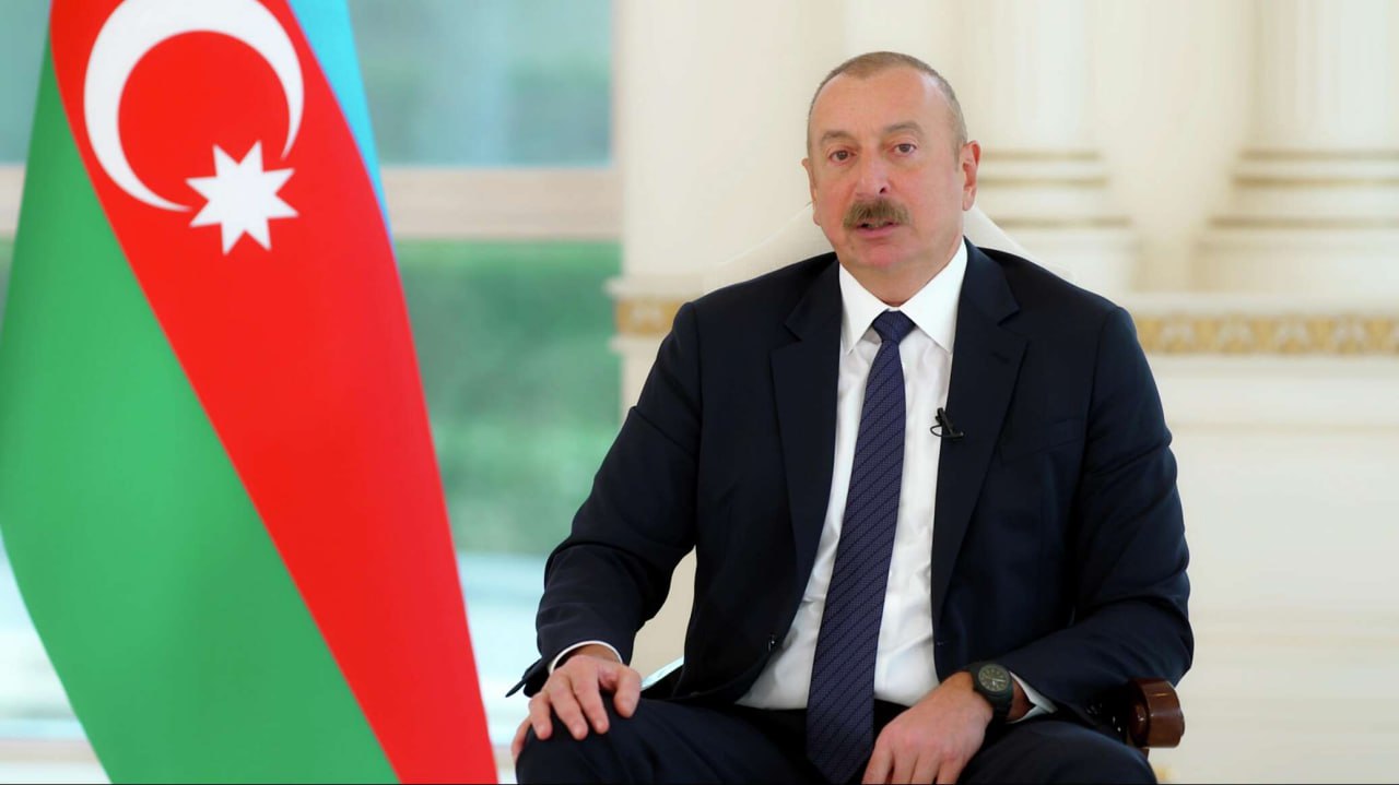 Верховный представитель ЕС по внешней политике и вопросам безопасности Кая Каллас 25 апреля совершит визит в Азербайджан Обычно каждый визит функционеров Евросоюза сопровождается какими-нибудь гадостями в адрес России. А риторика официальных лиц Баку в последнее время очень недружественная по отношению к Москве. Так что общий язык с безумной эстонкой Алиев явно найдёт. Армянам, которые питают иллюзии относительно Евросоюза и грядущего кандидатства в еврочлены, мы тоже советуем не обольщаться. Политический символизм имеет очень большое значение. Когда Армения будет отмечать память жертв этнических чисток армян в Османской империи, один из главных функционеров вроде бы дружественного Еревану ЕС будет пожимать руки тем, кто не скрывает своих намерений относительно ликвидации армянской государственности как таковой. #Евразия #Азербайджан #ЕС