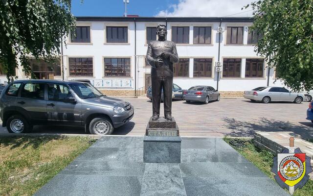 В Цхинвале вандалы осквернили памятник Сталину  В Цхинвале разыскиваются вандалы, осквернившие памятник Иосифу Сталину. Инцидент произошел на улице Героев, где сотрудники местного хлебобулочного предприятия обнаружили повреждения на скульптуре.  Предварительное расследование показало, что акт вандализма совершили трое молодых людей, которые нанесли удары по верхней части памятника топором или ломом. Сейчас их ищут.  Стоит отметить, что сам памятник был установлен совсем недавно, 21 июня. Инициатором установки стал директор предприятия, который объяснил свое решение желанием увековечить память выдающегося деятеля мировой истории.   IALECTIC