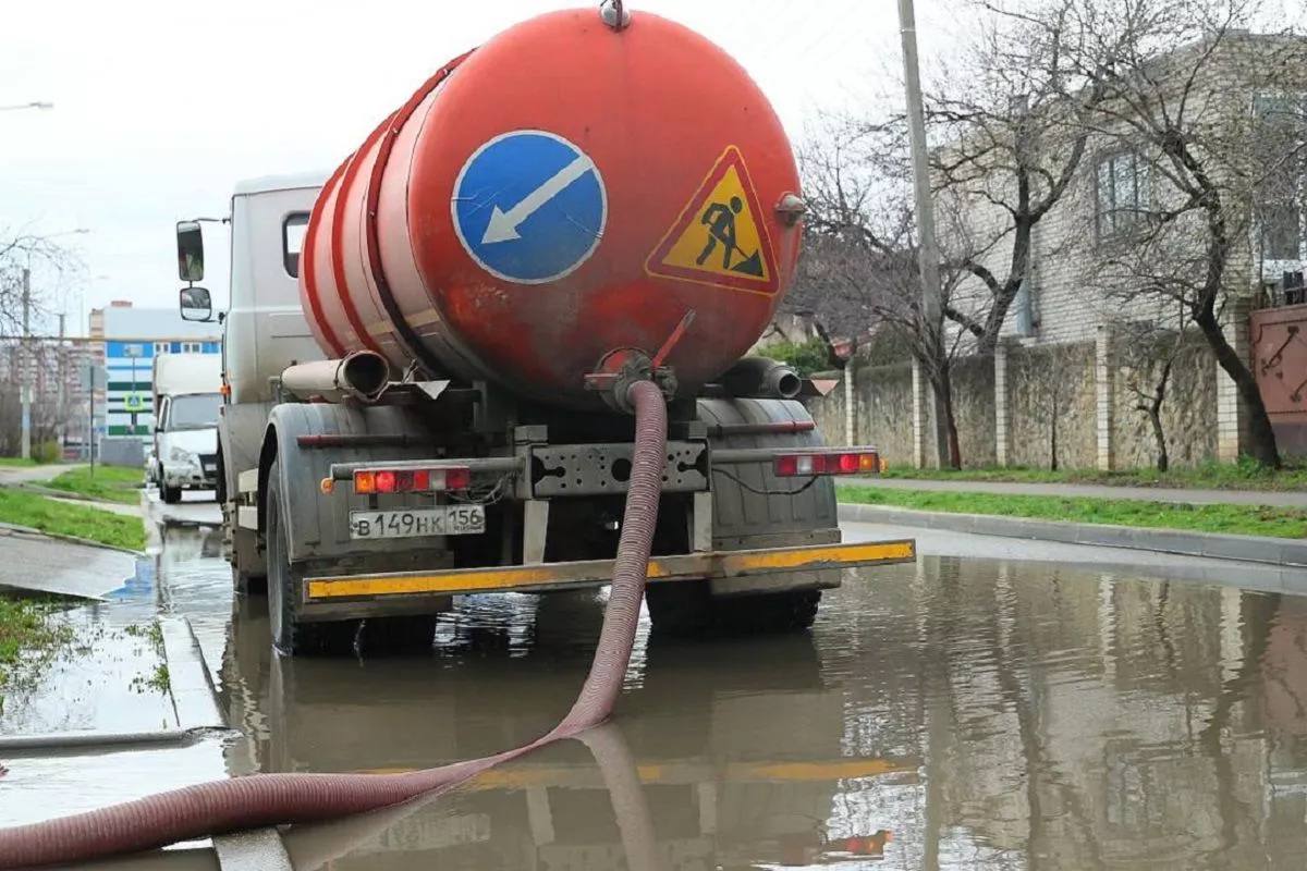 13 улиц затопило после дождя в Краснодаре.   Для откачки дождевой воды, техника направлена на улицы Автомобильную, Российскую, Тверскую, Просторную, Грибоедова, Мусоргского, Агрохимическую, Кожевенную, Ангарскую и бульвар Строителей.   По улицам Тенистой и Комарова дождевую воду уже откачали.