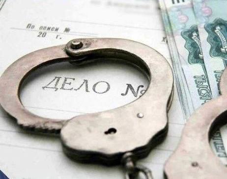 В Первоуральске перед судом предстанет бывший старший инспектор ДПС обвиняемый в получении взятки и злоупотреблении должностными полномочиями Прокуратура г Первоуральска утвердила обвинительное заключение по уголовному делу в отношении бывшего старшего инспектора дорожно патрульной службы взвода 2 роты 1 отдельного специализированного батальона ДПС ГИБДД ГУ МВД России по Свердловской области Мужчина обвиняется в совершении преступлений по п в ч 5 ст 290 УК РФ получение должностным лицом лично взятки в виде денег в крупном размере и п е ч 3 ст 286 УК РФ совершение должностным лицом действий явно выходящих за пределы его полномочий и повлекших существенное нарушение охраняемых законом интересов общества и государства из корыстной заинтересованности По версии следствия обвиняемый обладая информацией что водители большегрузного транспорта ООО ЗДРСУ нарушали положения Правил дорожного движения перевозя по территории области груз превышающий величины установленные предприятием изготовителем для данного транспортного средства управляли транспортными средствами при отсутствии водительских удостоверений в период с мая 2023 года по ноябрь 2024 года информировал представителя ООО ЗДРСУ об экипажах и сотрудниках ГИБДД скрывал данные нарушения мер по выявлению и пресечению административных правонарушений не предпринимал Кроме того в случае остановок транспортных средств сотрудниками ГИБДД на территории Свердловской области в целях не привлечения ООО ЗДРСУ и водителей данного предприятия к административной ответственности убеждал сотрудников полиции об отсутствии нарушений За свои незаконные действия и незаконное бездействие за оказание общего покровительства обвиняемый в период с июня 2023 года по ноябрь 2024 года получил от представителя ООО ДРСУ денежные средства на общую сумму 404 тыс рублей Обвиняемый признал вину в инкриминируемых преступлениях   Уголовное дело направлено в Кировский районный суд г Екатеринбурга для рассмотрения по существу Необходимо отметить что уголовное дело в отношении представителя ООО ДРСУ органом предварительного расследования прекращено в связи с деятельным раскаянием способствованием раскрытию и расследованию преступлений