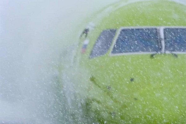 Росавиация ухудшение погоды в Москве и Подмосковье может отразиться на работе авиатранспорта В связи со снегопадом в Москве и Подмосковье прогнозами синоптиков о неблагоприятных погодных условиях в течение предстоящих дней Минтранс России Росавиация и аэропорты московского региона Шереметьево Внуково Домодедово и Жуковский усилили взаимодействие для обеспечения плановой ритмичной работы воздушного транспорта Об этом сообщает AVIA RU со ссылкой на данные Росавиации Как отмечают в ведомстве сейчас все воздушные гавани работают штатно По данным на 15 00 МСК отмененных по причине неблагоприятных метеоусловий рейсов нет задержаны на срок более двух часов пять рейсов Уходов самолетов на запасные аэродромы не было С выдачей багажа сложностей нет ситуация в терминалах спокойная aviaru net n292513