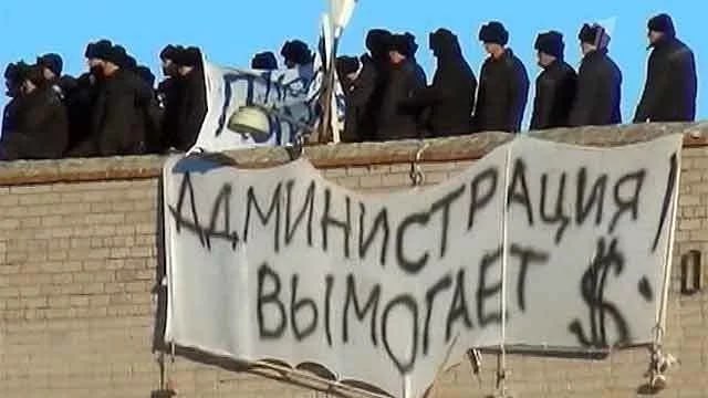 В Челябинской области закрывается колония для VIP зэков Причина ликвидации ИК 6 в Копейске хронический недостаток заключённых многие с начала СВО заключили контракты для участия в боевых действиях Колония строгого режима известна бунтом заключенных в 2012 году и как место отбывания наказаний представителей региональной элиты Здесь сидели бывшие вице губернаторы Виктор Тимашов и Николай Сандаков бывшие мэры Карабаша и Копейска Мусса Дзугаев и Вячеслав Истомин соратник экс мэра Челябинска Евгений Пашков Та самая тюменская матрёшка