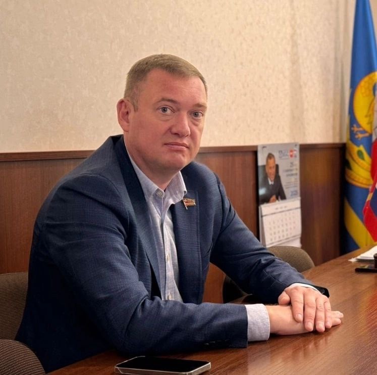 ЛДПР предлагает отменить пенсии мигрантам Депутаты ЛДПР внесли предложение лишить иностранцев права на социальную пенсию по старости. ЛДПР считает, что бюджетные деньги должны идти на поддержку российских пенсионеров, а не тех, кто не вкладывался в экономику страны десятилетиями. Сейчас мигранты могут получать выплаты, если прожили в России 15 лет и достигли 70 мужчины или 65 лет женщины . ЛДПР считает это несправедливым: средняя пенсия россиянина — чуть больше 15 тысяч, а иностранцы получают те же деньги, не имея такого трудового стажа. Челябинская область — один из центров трудовой миграции. Если инициатива пройдёт, высвобожденные средства могут направить на повышение пенсий или соцподдержку местных жителей. «Челябинские пенсионеры десятилетиями строили заводы, поднимали промышленность, а теперь вынуждены выживать на мизерные выплаты. Нельзя допустить, чтобы бюджетные деньги уходили тем, кто не внёс вклад в развитие области», — заявил депутат Заксобрания от ЛДПР Алексей Беседин.