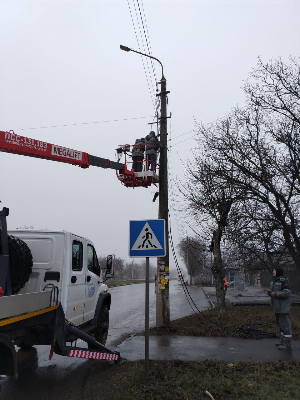 За прошлую неделю «Мариупольгорсвет» смонтировал более 600 метров провода  С применением 8 единиц спецтехники электрики смонтировали и отремонтировали 615 метров провода, установили 17 новых светильников и демонтировали 112 метров неремонтопригодного кабеля, а также 6 вышедших из строя ламп наружного освещения.  В Жовтневом районе специалисты вели работы на улицах Каффайской и К. Либкнехта, в сквере у площади Ленина.  В Приморском районе — на ШУ-12 и ШУ-62.  В Ильичевском районе на улицах Мамина-Сибиряка и Карпинского.  В Орджоникидзевском районе — на улицах Полетаева и Олимпийской, на ШУ-502.  Сотрудники монтажного участка предприятия также были задействованы в работах на улицах Гайдара и Каффайской, на полигоне «Площадка Б».