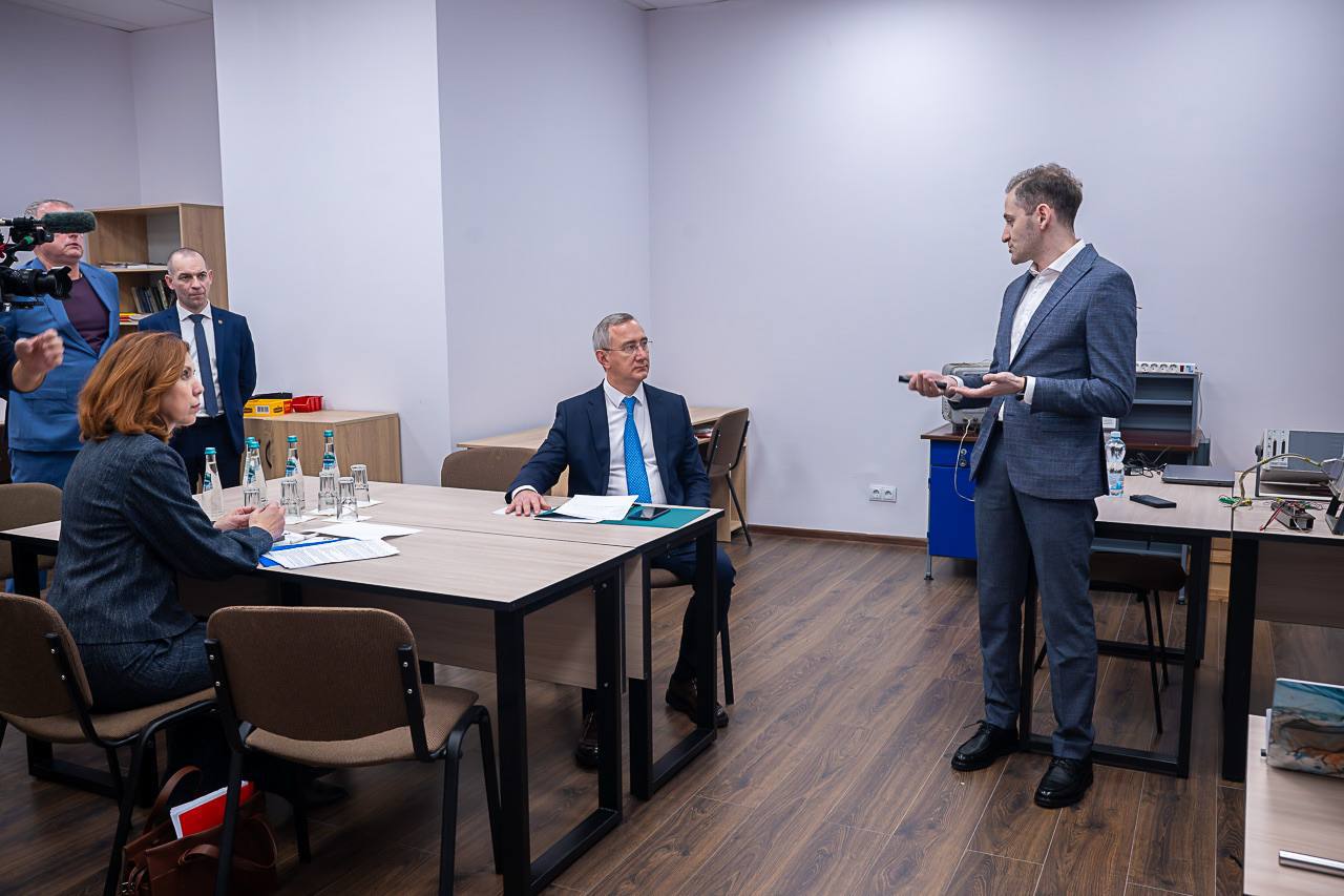 В Калужской области проведут фестиваль посвященный технологиям Такие планы были озвучены на рабочей встрече Владислава Шапши с руководителем направления креативных технологий МГТУ им Н Э Баумана Александром Гофманом Такие проекты набирают популярность повышают интерес молодежи к техническому творчеству отметил губернатор Главная тема встречи открытие в нашем кампусе Бауманки новых направлений подготовки объединяющих науку инновации и искусство на основе инженерных специальностей Региональному минэку уже поручили проработать вопрос партнерства региона с бауманским университетом по этому проекту Уверен он будет интересен калужским компаниям предприятиям креативного сектора выразил надежду губернатор