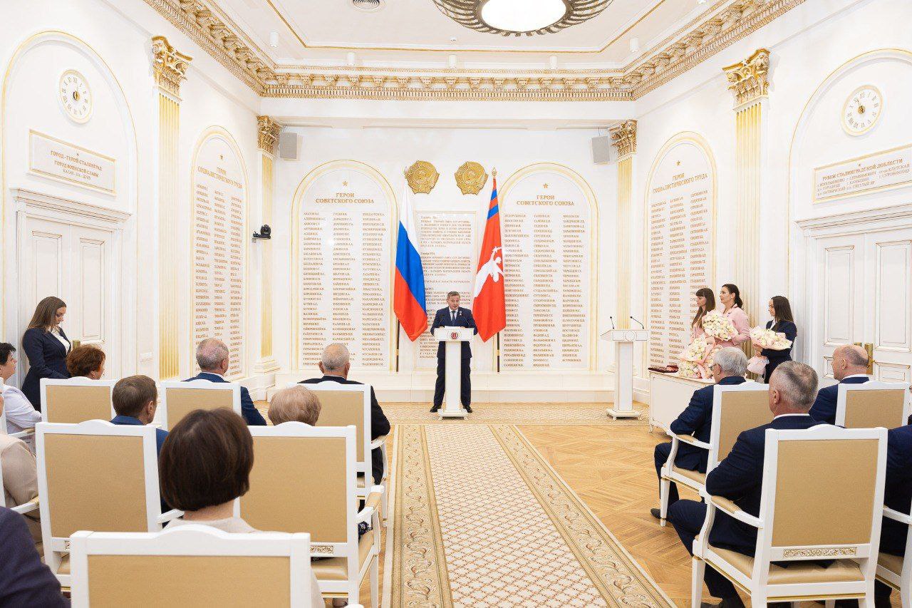 За особые заслуги: в преддверии Дня России Андрей Бочаров вручил жителям Волгоградской области государственные награды Медалями, знаками, почетными званиями отмечены 29 выдающихся жителей — представители сферы промышленности, АПК, культуры, науки и образования, медицины. Торжественная церемония награждения прошла в Зале Воинской и Трудовой Славы Волгоградской области. Андрей Бочаров: «Своими трудовыми успехами, профессиональными и общественными достижениями вы преумножаете уникальное наследие, созданное предыдущими поколениями жителей нашего Отечества, вносите значимый вклад в социально-экономическое развитие современной Волгоградской области и всей нашей страны. Пользуясь случаем, благодарю вас, ваши трудовые коллективы за высокопрофессиональное, ответственное и неравнодушное отношение к выбранному Делу, к своему Отечеству. Для меня сегодня большая честь от имени Президента Российской Федерации, от имени жителей Волгоградской области вручить Вам высокие государственные награды. И, конечно, хочу поздравить вас, а в вашем лице всех жителей Волгоградской области, с наступающим праздником — с Днем России!»