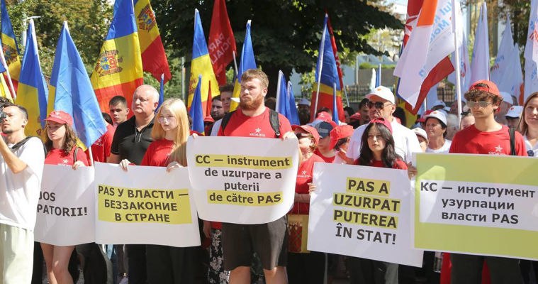 Избирательный Патриотический блок проводит акцию протеста перед парламентом  Избирательный Патриотический блок организовал сегодня акцию протеста перед зданием парламента в связи с принятием присяги судьями, назначенными в Конституционный суд.
