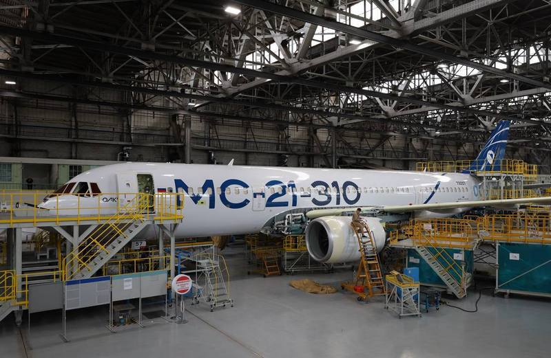 Завершена сборка полностью импортозамещенного самолета МС-21  На Иркутском авиазаводе компании "Яковлев" завершилась сборка первого опытного самолета МС-21 в полностью импортозамещенном варианте. Сегодня, 30 июля, стартовали его приемо-сдаточные испытания.  После их окончания прототип перспективного российского магистрального самолета отправят на летно-испытательную станцию для прохождения заводских доводочных испытаний.  Его первый полет ожидается в августе.  Ранее этот самолет с заводским номером 0013 использовался для испытания крыла из российских композитов. Сейчас на нем заменили на отечественные ключевые системы, включая двигатели, комплексную систему управления, систему энергоснабжения, шасси, колеса, шины, датчики уровня топлива, интерьер пассажирского салона и множество других компонентов.  На этой опытной машине также впервые используется отечественное стендовое оборудование для отработки гидравлической системы самолета.  Сертификацию импортозамещенного МС-21 планируется завершить к концу лета 2026 года.   Первые поставки стартовому заказчику — группе "Аэрофлот" ожидаются в IV квартале 2026 года.  Подробнее Фото: "Яковлев"
