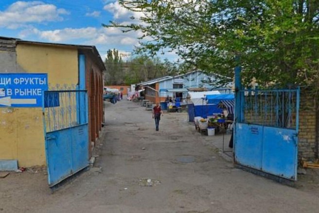 В Волгограде в очередной раз пытаются продать знаменитый Колхозный рынок в Красноармейском районе города. Несмотря на то, что объект недвижимости ищет нового владельца уже третий год, цена на землю и строения не меняется — нынешний собственник по-прежнему хочет получить за собственность 150 миллионов рублей.