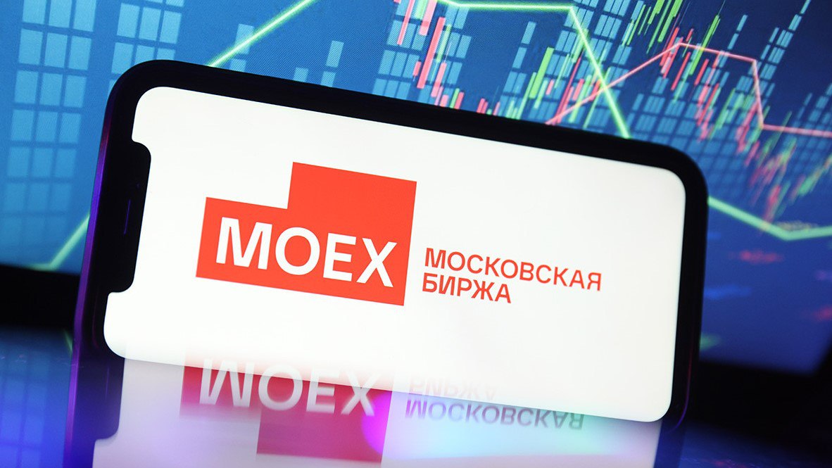 Рынок отреагировал на ядерную риторику Индекс Мосбиржи IMOEX снизился на 0 65 и на минимуме в 17 03 мск составил 2554 5 пункта К вечеру падение усилилось к 17 41 индекс терял уже 1 03 Негативная динамика последовала на фоне новостей связанных с обсуждением темы ядерных испытаний пишет РБК Запрос Минобороны и позиция Кремля Поводом для реакции инвесторов стало предложение министра обороны Андрея Белоусова Он предложил Владимиру Путину подготовить полномасштабные ядерные испытания в ответ на аналогичные заявления со стороны США Однако президент дал четкие разъяснения Россия всегда неукоснительно придерживалась и придерживается обязательств по Договору о всеобъемлющем запрещении ядерных испытаний и планов отойти от этих обязательств нет При этом глава государства поручил проработать вопрос готовности к таким испытаниям Дипломатический контекст Ситуация развивается на фоне заявлений американской стороны 30 октября Дональд Трамп анонсировал что США возобновят испытания ядерного оружия Обосновал он это тем что этим занимаются другие страны включая Россию и Китай поэтому Штаты сделают то же В Кремле отреагировали на это заявив что ни Россия ни Китай не возобновляли никаких ядерных испытаний и запросили у Вашингтона официальные разъяснения Технологические испытания и итоги дня Москва подчеркивает что ее действия включая испытания новейших систем вооружений строго соответствуют международному праву Несмотря на оперативные разъяснения властей которые сняли часть напряженности рынок завершил торги в минусе продемонстрировав высокую чувствительность к геополитическим новостям