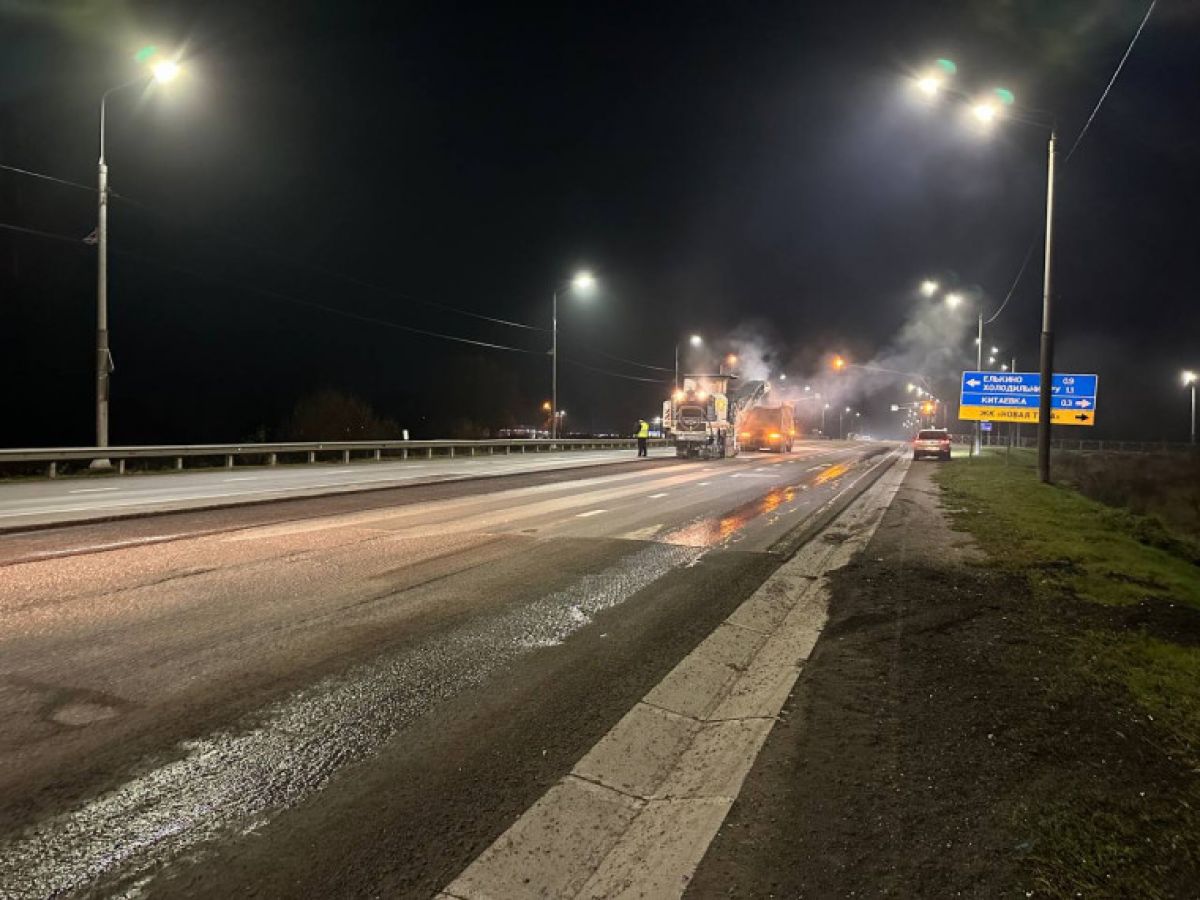 В Туле продолжается ремонт Калужского шоссе newstula ru fn 1748051 html Первый этап который должен завершиться до конца ноября 2025 года уже выполнен примерно на 55 Работы проводятся преимущественно в ночное время завершено фрезерование старого асфальта и продолжается укладка выравнивающего слоя из асфальтобетонной смеси Прислать новость Подписаться