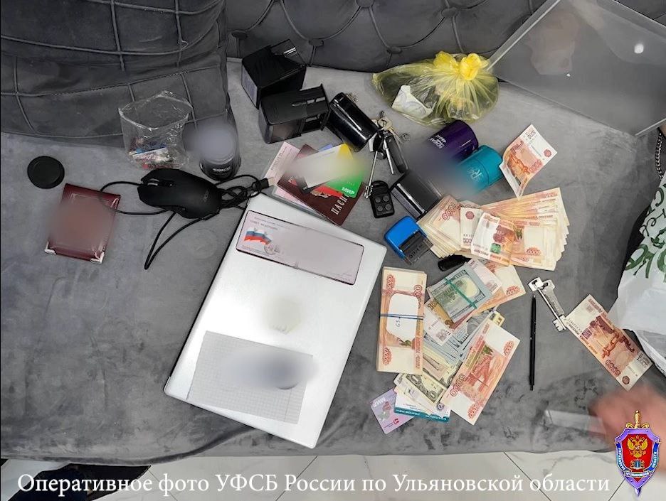 В Ленинский районный суд г. Ульяновска направлены материалы уголовного дела с утвержденным прокурором обвинительным заключением  в отношении двух жителей Московской области, руководителей коммерческих организаций, организовавших механизм хищения денежных средств федерального бюджета в особо крупном размере. Преступная деятельность фигурантов была пресечена УФСБ России  по Ульяновской области во взаимодействии с СУ СК России по Ульяновской области в августе 2024 года. Установлено, что фигуранты при реализации государственного контракта по рекультивации полигона твердых коммунальных отходов в районе с. Красный Яр Ульяновской области, путем заключения фиктивных договоров на поставку стройматериалов и оказания транспортных услуг  с подконтрольными фирмами, совершили хищение бюджетных денежных средств на сумму более 62 млн рублей. Для придания видимости фиктивным сделкам указанные лица изготавливали поддельные распоряжения о переводе денежных средств. На основании переданных УФСБ результатов оперативно-разыскной деятельности СУ СК России по Ульяновской области в отношении  фигурантов возбуждено и расследовано уголовное дело о совершении преступлений, предусмотренных ч. 4 ст. 159, ч. 1 ст. 187 УК РФ  мошенничество и неправомерный оборот средств платежей . Санкция указанных статей Уголовного кодекса Российской Федерации предусматривает максимальное наказание в виде лишения свободы на срок  от 6 до 10 лет.