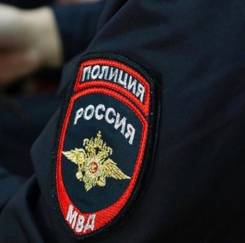 В Улан-Удэ подросток обокрал спящего водителя и успел оформить кредитку  В полицию Советского района обратился 36-летний мужчина: он припарковался на берегу реки, уснул в машине, а проснувшись, не досчитался сумки с ключами от авто, телефоном и кошельком.  Оперативники быстро вышли на подозреваемого — 17-летнего ранее судимого подростка, который состоит на учёте в ПДН. Он признался, что заметил спящего водителя, вытащил из машины сумку, а затем через банковское приложение оформил кредитную карту на имя потерпевшего и потратил деньги на покупки. Телефон позже продал.  Возбуждено уголовное дело по ст. 158 УК РФ.