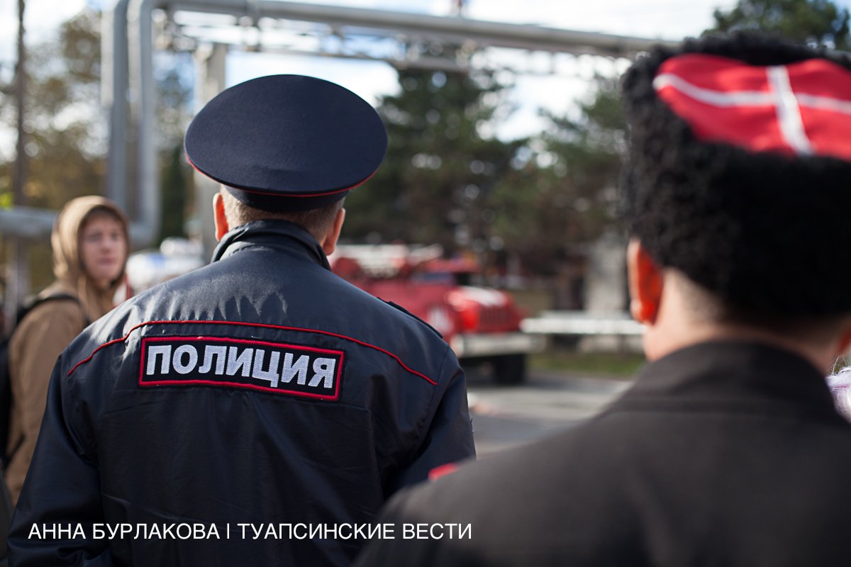 В Джубге двое налётчиков, взломав окно, украли ноутбук, планшет, смартфон и скрылись на машине.  Прибывшие на место преступления полицейские изъяли следы и опросили возможных свидетелей. Составили ориентировку на предполагаемых преступников и на их автомобиль.  "Машину заметил наряд ППС, - прокомментировали в пресс-службе туапсинского ОМВД, - в ней были двое мужчин, схожих с ориентировкой. Там же лежала украденная техника, которую уже вернули законному владельцу".  Задержанные оказались местными жителями. Проводится доследственная проверка, решается вопрос о мере пресечения.