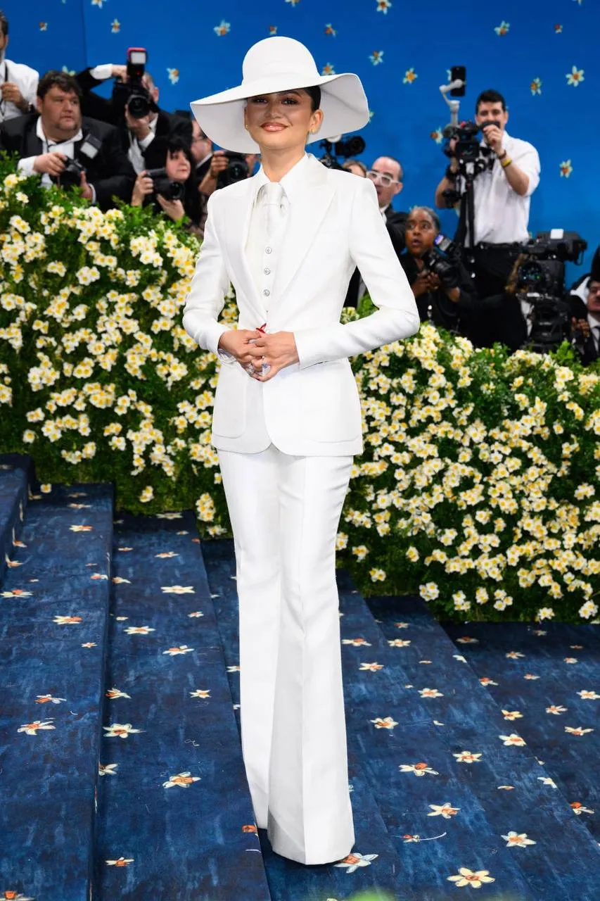 Met Gala уже через несколько дней и вот новости Зендея не посетит мероприятие Актриса отказалась сославшись на чрезмерную занятость и большое количество промо туров проектов и премьер но по факту кажется она может просто кэнсэлить бал за поддержку Безоса и его денег Может еще из за Сидни Суини тоже которая наверняка на Met Gala придет В общем есть ощущение что на принцип пошла и если это так то респект