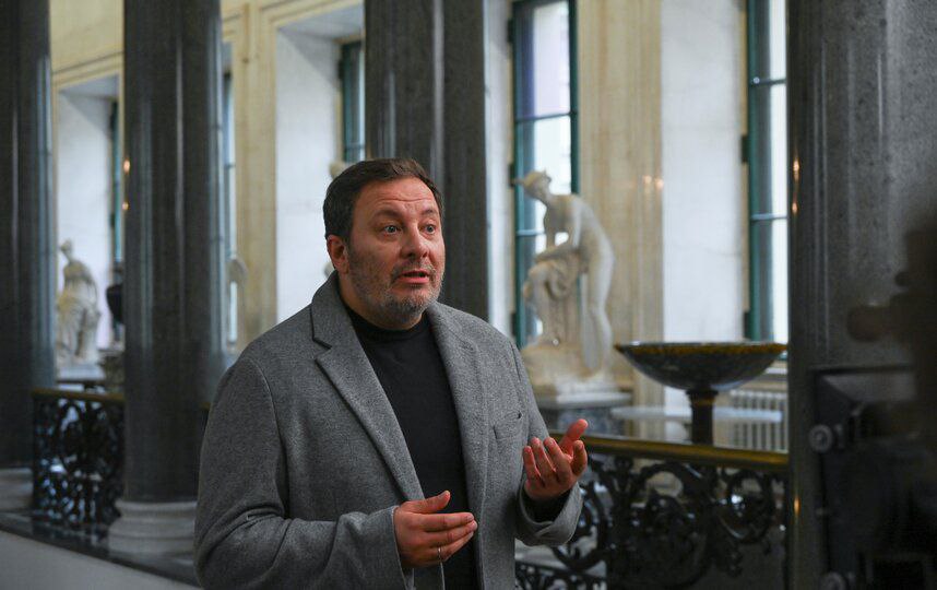 Минаев, Чебатков и Клава Кока расскажут о достопримечательностях Эрмитажа В Государственном Эрмитаже прошла презентация цифрового проекта "Один музей. Три взгляда", который разработали вместе с VK. Чтобы посетителям было интереснее гулять по залам, были придуманы три необычных маршрута, ведущими которых стали писатель Сергей Минаев, стендап-комик Евгений Чебатков и певица Клава Кока.