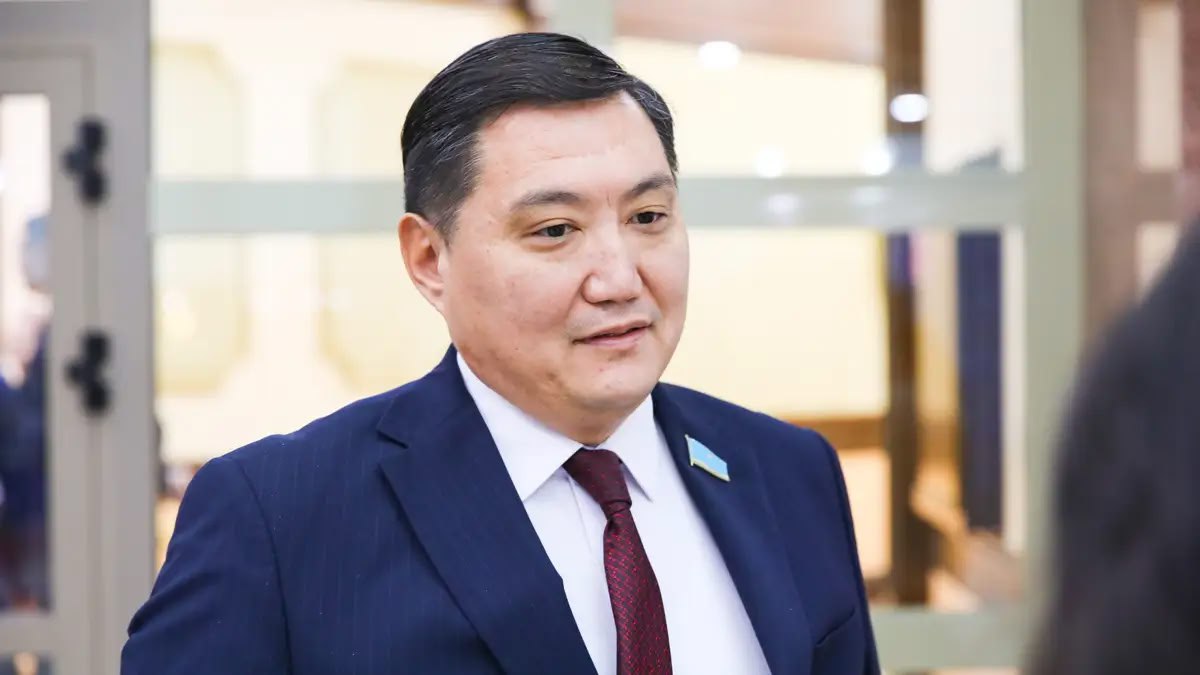 Генпрокуратура Казахстана начала расследование по «СК-Фармация» — депутат Базарбек.  Депутат Мажилиса Казахстана Бакытжан Базарбек сообщил о начале расследования в отношении ТОО «СК-Фармация» по его совместному с депутатом Муратом Абеновым заявлению, сообщает «Kazinform».  По информации Базарбека, проверка, проведённая Высшей аудиторской палатой, выявила ряд нарушений. В частности, выяснилось, что единый дистрибьютор лекарственных средств и медицинских изделий «СК-Фармация» при закупке лекарственных средств нанёс предполагаемый ущерб бюджету в размере 35,8 млрд тенге.  Кроме того, ТОО «КазМедПром» при поставке медицинских перчаток единому дистрибьютору допустило неэффективное использование бюджетных средств на сумму 5,3 млрд тенге из-за завышенных цен.  Также установлено, что АО «Научный центр противоинфекционных препаратов» провело фиктивные клинические исследования лекарственных средств на сумму 166,4 млн тенге и необоснованно освоило 36,7 млн тенге за оборудование, которое фактически не было получено.  «Факты нанесения ущерба в размере 35,8 млрд тенге при закупках лекарств, а также продажи медицинских перчаток по завышенным ценам со стороны ТОО "КазМедПром" зарегистрированы в книге учёта информации  АЕК  Генеральной прокуратуры и переданы в Агентство финансового мониторинга для принятия процессуального решения», — сообщил Бакытжан Базарбек.  В пресс-службе Генпрокуратуры журналистам подтвердили, что вопрос находится в производстве Агентства РК по финансовому мониторингу.