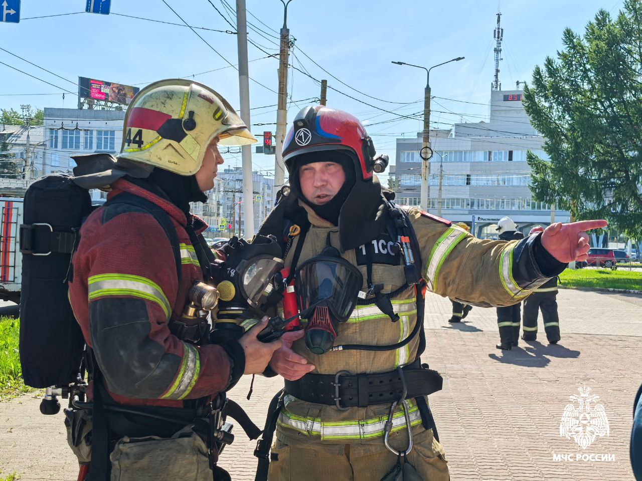 #ПожарыЗанеделю За прошедшую неделю в Костромской области зарегистрировано 12 пожаров. Погибших и пострадавших нет. Вновь, самой распространенной причиной «огненных» происшествий остается неосторожное обращение граждан с огнем - 8 пожаров. Из-за нарушения правил устройства и эксплуатации электрооборудования произошло 3 возгорания, из-за неисправности производственного оборудования и нарушения технологического процесса – 1 случай. МЧС России еще раз напоминает о соблюдении правил безопасности: не кури в квартире; храни спички, зажигалки и табачные изделия в недоступном для детей месте; не оставляй включенные электроприборы без присмотра; не перегружай электросеть; не жги траву и мусор. 