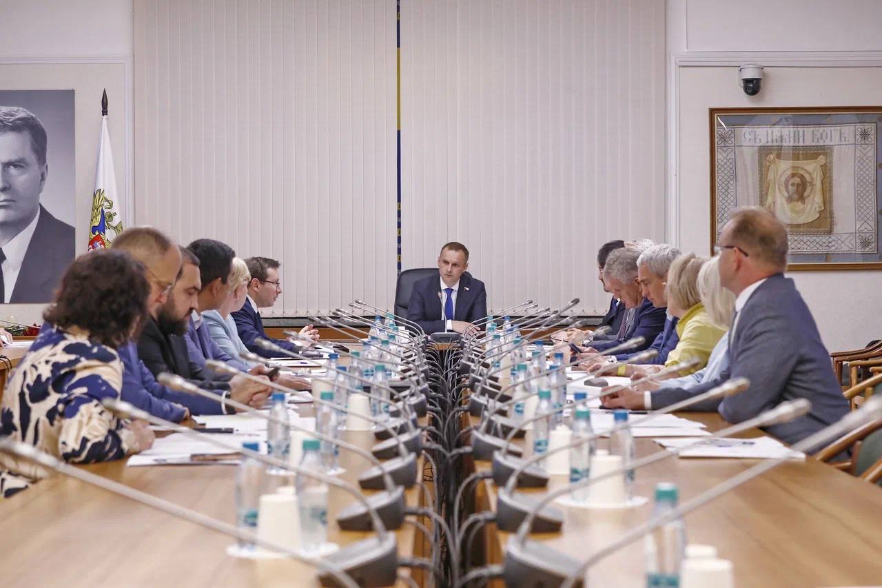 Комитет по охране здоровья рекомендовал принять во II чтении законопроект о механизме резервного финансирования регионов для лечения тяжелобольных пациентов Сегодня члены Комитета по охране здоровья рекомендовали Государственной Думе принять во II чтении законопроект о создании механизма финансовой помощи регионам, которые самостоятельно не могут обеспечить лекарствами тяжелобольных граждан. Согласно документу, дополнительные средства для обеспечения лекарствами граждан, страдающих жизнеугрожающими и орфанными заболеваниями, будут выделяться регионам из федерального бюджета. Предполагается, что Правительство получит право на разработку Постановления, которое будет регулировать порядок и критерии подтверждения факта невозможности субъекта обеспечивать граждан такими лекарствами. Председатель Комитета по охране здоровья Сергей Леонов подчеркнул важность данного законопроекта для регионов, объяснив это тем, что данная мера позволит обеспечить принцип равенства прав граждан на получение дорогостоящих лекарств. Он также напомнил, что на лечение только одного такого пациента в среднем требуется примерно 2,76 млн рублей в год. «Уже в следующем году планируется выделить регионам дополнительно из федерального бюджета около 6 млрд рублей на покупку лекарств для таких пациентов», — добавил Сергей Леонов. Ожидается, что законопроект будет рассмотрен Государственной Думой на пленарном заседании во II и III чтениях уже на следующей неделе. #КомитетПоОхранеЗдоровья #ГосударственнаяДума #Заседаниекомитета