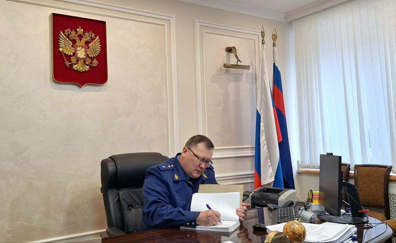 Прокуратура Саратовской области направила в суд уголовное дело о совершении из хулиганских побуждений действий угрожающих безопасной эксплуатации транспортных средств  Прокуратура Саратовской области утвердила обвинительное заключение по уголовному делу в отношении 27 летнего жителя областного центра Он обвиняется по ст 267 1 УК РФ совершение из хулиганских побуждений действий угрожающих безопасной эксплуатации транспортных средств По версии следствия днем 22 июня 2025 года мужчина управляя автомобилем ВАЗ 2107 на котором были установлены флаги иностранного государства Республика Азербайджан двигаясь в составе свадебного кортежа в районе дома 4 на ул им Шехурдина А П в Саратове из хулиганских побуждений совершил действия угрожающие безопасной эксплуатации транспортных средств другими участниками дорожного движения В частности он неоднократно вводил автомобиль в боковые заносы с пересечением двойной сплошной линии разметки и выездом на встречную полосу движения где двигались встречные транспортные средства чем провоцировал аварийную ситуацию  Указанные действия нарушителя могли привести к дорожно транспортному происшествию и как следствие наступлению тяжких последствий В ходе расследования обвиняемый свою вину в совершении преступления признал в полном объеме  Уголовное дело направлено для рассмотрения по существу мировому судьей судебного участка 9 Ленинского района города Саратова