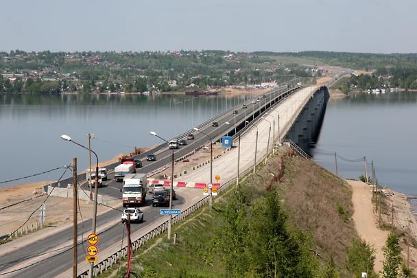 Концессионер строительства Чусовского моста расторг договор со «Стройтрансгазом» Как стало известно «Ъ-Прикамье», ООО «Пермская концессионная компания»  ПКК  расторгло договор с АО «Стройтрансгаз» на строительство Чусовского моста. Об этом сообщил источник на дорожном подрядном рынке.  «Да, действительно, договор с АО “Стройтрансгаз” на строительство моста через реку Чусовую был расторгнут. В настоящее время ООО “Пермская концессионная компания” ведет работу по выбору нового подрядчика для завершения работ»,— сообщили «Ъ-Прикамье» в краевом минтрансе.  Напомним, по условиям договора после строительство нового моста «Стройтрансгаз» еще в начале 2023 года должен был начать ремонт старого перехода, но так и не сделал работу.  Расторжению договора предшествовала смена собственников ПКК. По 50% ПКК получили уроженец Москвы Александр Савельев и Виталий Братчиков, имеющий пермский ИНН.