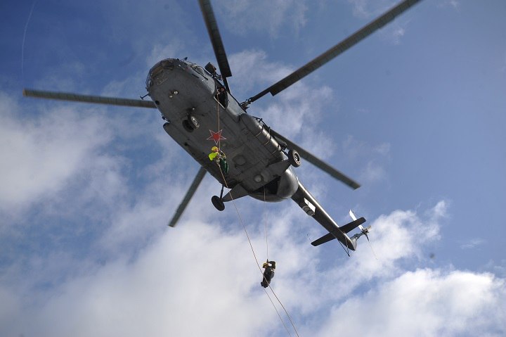 В двух районах Якутии откроются отделения авиационной охраны лесов В Якутии продолжается системная подготовка к пожароопасному периоду 2026 года Ключевым направлением является развитие авиационной группировки в Арктике В планах открытие новых отделений Авиалесоохраны в Жиганском и Среднеколымском районах что позволит сократить зоны контроля пожаров на 10 3 млн гектаров и увеличить охраняемую территорию до 5 млн гектаров Это обеспечит более раннее обнаружение и оперативное реагирование на возгорания По словам главы региона Айсена Николаева системная работа уже приносит результаты Так в 2025 году впервые не потребовалось вводить режим ЧС в лесах а площадь пожаров сократилась до 160 тысяч гектаров что в десятки раз меньше показателей прошлых лет Более 60 возгораний ликвидировалось в первые сутки Эта динамика стала возможной благодаря поддержке федерального центра и существенному увеличению финансирования охраны лесов до порядка 4 млрд рублей ежегодно На предстоящий пожароопасный сезон силы лесопожарных и аварийно спасательных формирований сохранятся на уровне прошлого года и будут насчитывать свыше 1 7 тысячи специалистов и почти 400 единиц техники В настоящее время завершается согласование планов тушения и формирование общего сводного плана привлечения сил и средств