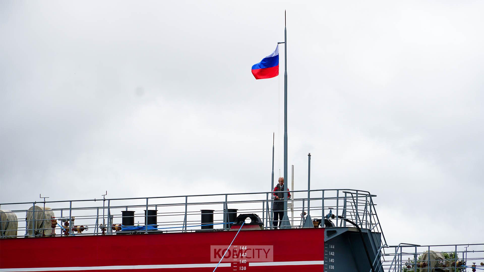 Новый спусковой док-понтон достроили на АСЗ Накануне в Комсомольске-на-Амуре состоялась торжественная церемония подъёма государственного флага Российской Федерации на новом доке-понтоне «Амурец» проекта 65911, построенном амурскими корабелами. В праздничном мероприятии приняли участие представители органов власти, руководство ОСК, работники завода. Крёстной матерью дока стала заместить гендиректора Амурского судостроительного завода Ольга Винокурова — именно она разбила о борт бутылку шампанского в качестве доброй приметы. Флаг на доке поднял в небо ответственный сдатчик Сергей Полищук. Новый док-понтон, строившийся по проекту конструкторского бюро ОСК «Алмаз», предназначен для транспортировки строящихся и ремонтируемых судов и кораблей из сухих эллингов завода к достроечному пирсу, а также спуска на воду. Док-понтон расширит возможности по выполнению производственной программы Амурского судостроительного завода и даст возможность не только выводить уже строящиеся в цехах завода заказы, но и обеспечит вывод кораблей и судов большего водоизмещения. Конструкторская документация по доку выполнена конструкторским бюро ОСК «Алмаз» полностью в цифровой информационной модели, содержащей сведения о всех материалах и комплектующих, используемых в проекте. Такой подход позволяет значительно сократить время коммуникации проектанта и завода-строителя и создать научно-технологический задел для будущих проектов.