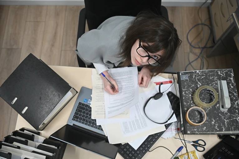 Каждый третий работающий петербуржец ссорился с коллегами из за графика отпусков Об этом сообщил рекрутинговый сервис SuperJob Большинству 28 респондентов удаётся разрешить эти споры самостоятельно Но 3 опрошенных привлекают к урегулированию руководство и кадры При этом 68 петербуржцев сообщили что им удаётся договориться о времени отпуска без конфликтов Кстати молодёжь до 35 лет оказалась более открыта к поиску компромисса Алексей Булатов Читай нас в MAX Подпишись на Комсомольскую правду СПб