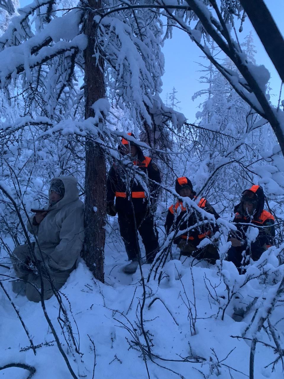 В Среднеколымском районе поиски пропавшего продолжаются   В Среднеколымском районе ведутся поиски пропавшего мужчины. 26 декабря жительница г. Среднеколымска сообщила о том, что ее муж, возраст 69 лет, не дает о себе знать с 13 декабря 2024 года. С ее слов, он находится на участке "Сайылык", в 15 километрах, сообщает Служба спасения Якутии.    27 декабря на поиски выехали два спасателя Колымского поисково-спасательного отряда, сотрудник полиции и супруга пропавшего на двух снегоходах «Буран».  В ходе допроса установлено, что мужчина пропал еще в конце ноября – начале декабря.   Поиски осложнены коротким световым днем, и тем, что прошло много времени со дня пропажи, выпало много снега, была пурга. Сегодня температура воздуха составляет -43, поиски продолжились, но результатов не дали.    Новости    Yakutsk News