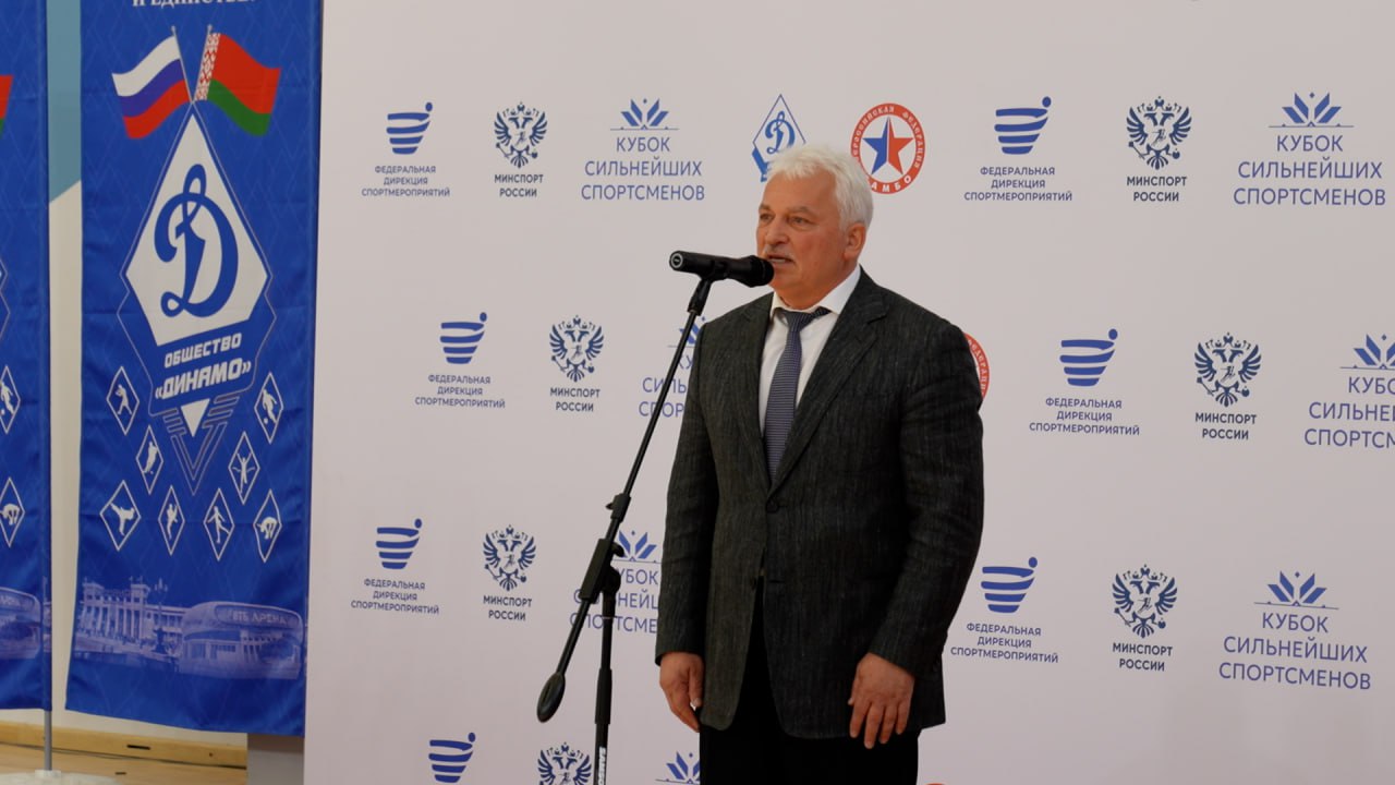 При поддержке Единой России и МГЕР в Москве прошли международные соревнования по самбо «Кубок сильнейших спортсменов»  Их организовали по партийному проекту «Выбор сильных» в Год 80-летия Победы в Великой Отечественной войне. Турнир объединил команды сборных Российской Федерации и Республики Беларусь.   Этот турнир не просто собрал на одном ковре ведущих самбистов из России и Беларуси — он стал символом нашей сплочённости, силы духа и верности традициям отечественного спорта. Самбо — наш национальный спорт, и мы гордимся тем, что именно в России он развивается как вид спорта мирового уровня. Уверен, что «Кубок сильнейших» станет доброй традицией и в будущем объединит ещё больше участников и зрителей, - сказал координатор партпроекта «Выбор сильных», президент Всероссийской федерации самбо Сергей Елисеев.  Перед началом соревнований представили правила по самбо для спортсменов с ампутированными конечностями.  Федерация самбо одной из первых внедряет такие правила, открывая двери для спортсменов, вернувшихся с СВО. Это действительно важный шаг вперед, и я призываю всех поддержать спортсменов. В условиях специальной военной операции это особенно актуально, - сказал председатель МГЕР Антон Демидов.