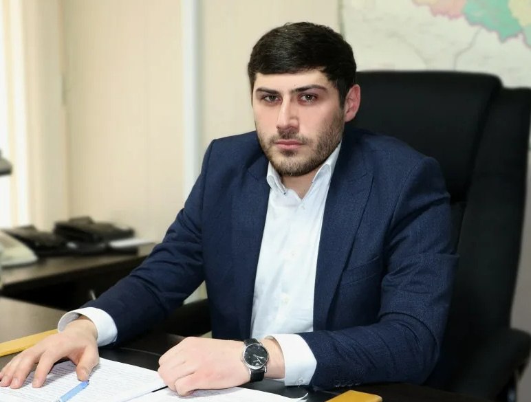 В рамках сессии депутатов райсобрания большинством голосов главой Кайтагского района избран Запир Гасанов С июня 2025 года Гасанов временно исполнял полномочия главы района а 28 октября 2025 года был избран главой Кайтагского района единогласным решением депутатов районного собрания Он сменил на этом посту Алима Темирбулатова в отношении которого было возбуждено уголовное дело о мошенничестве связанном с махинациями с земельными участками Ранее занимал пост председателя территориальной избирательной комиссии Кайтагского района Подписаться Намус