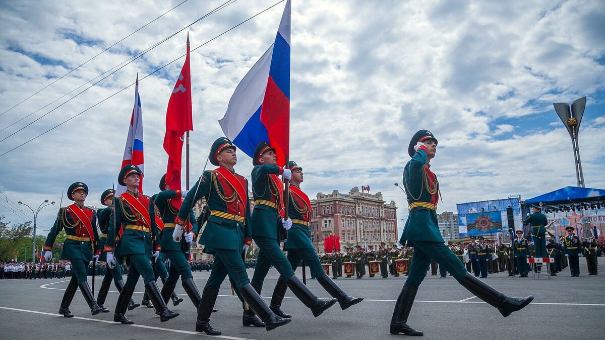 9    Власти подтвердили проведение военного парада в Ростове и Новочеркасске    В Ростове и Новочеркасске 9 Мая пройдут военные парады в честь 80-летия Великой Победы. Об этом сообщили в пресс-службе Правительства Ростовской области.    «В соответствии с решением верховного главнокомандующего ВС РФ парады пройдут в восьми городах-героях, а также в 19 городах, где дислоцированы штабы военных округов, флотов, общевойсковых армий и Каспийской флотилии. В том числе в Ростове-на-Дону и Новочеркасске», – говорится в материале.    Торжественные мероприятия с участием воинских подразделений запланированы в нескольких городах донского региона.    Окончательное решение о формате проведения праздничных мероприятий будет принято позднее, уточняется в публикации.    Накануне в СМИ появились статьи, в которых утверждалось, что парады пройдут в шести городах Ростовской области. Однако региональные власти подтвердили проведение военных парадов лишь в двух городах, как это обычно и происходило ранее.   Подписаться на "Новости Ростова"    Прислать новость