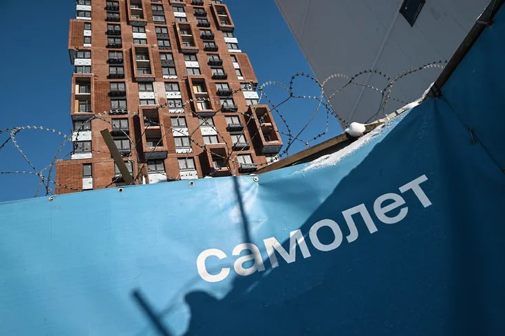 Группа Самолет не допускает вероятности невыплаты купонов по текущему облигационному долгу заявила во время конференц колла с инвесторами финансовый директор компании Нина Голубничая SMLT По ее словам приоритетность с точки зрения казначейства всегда стоит первым делом на обслуживании любых банковских или корпоративных или облигационных процентов и купонов Компания также закладывает в свой бюджет средства на выплату штрафов за срыв сроков передачи домов дольщикам jkinvest news jkinvest