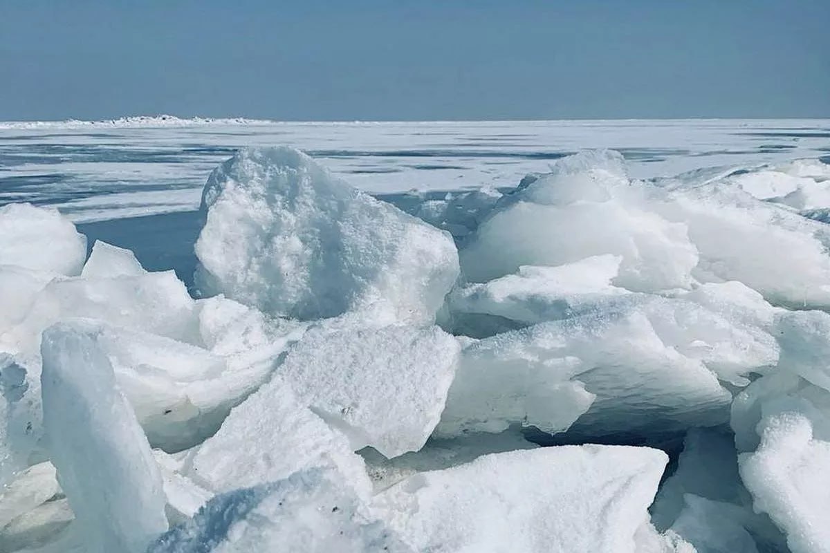 Прошедшей зимой максимальная толщина льда в Азовском море составила 14 сантиметров.   Первые ледяные образования появились с 6 февраля из-за понижения температуры и вторжения холодных воздушных масс. К 25 февраля замерзла около трети площади моря. В Таганрогском заливе и восточных районах моря у побережья наблюдались припай толщиной до 10 сантиметров, нилас  молодой лед , серый лед и дрейфующий лед до 14 сантиметров. В районе Темрюка, на юге Таманского залива и в северо-восточной части Керченского пролива был тонкий лед. В центральной и южной частях пролива и на большей части моря вода была чистая.    kalinichenko_stas