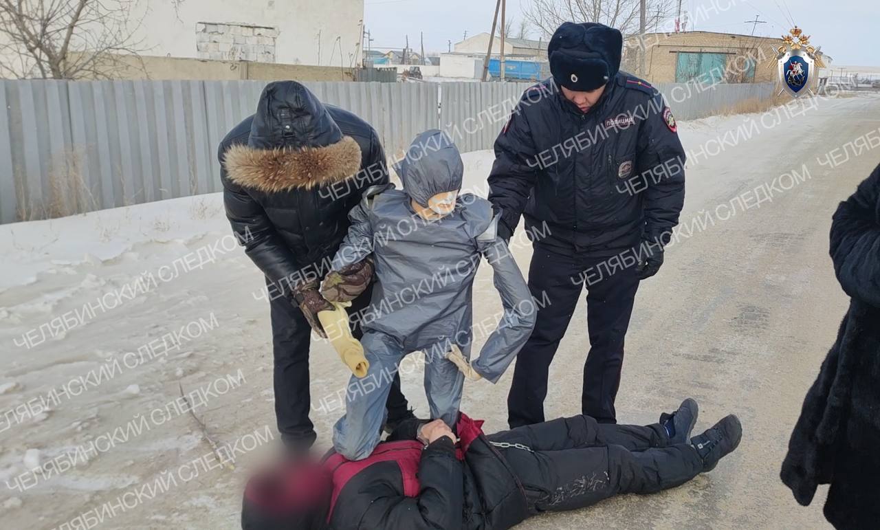 Перед судом предстанет местный житель, обвиняемый в совершении ряда преступлений, совершенных против жизни и здоровья  Следователем следственного отдела по городу Карталы СУ СК России по Челябинской области завершено расследование уголовного дела по обвинению 44-летнего местного жителя в совершении преступлений, предусмотренных ч. 1 ст. 119 УК РФ  угроза убийством , п. «в» ч. 2 ст. 115 УК РФ  причинение легкого вреда здоровью , ч. 1 ст. 105 УК РФ  убийство .  Следствием установлено, что в ночь на 5 февраля текущего года фигурант, находясь в квартире одного из домов по улице Целинная в поселке Маяк Брединского района, в связи с конфликтом с супругой на почве ревности и ее желанием развестись, вооружился пневматическим пистолетом. Он неоднократно прицельно направлял его в область лица и тела потерпевшей, высказывая в ее адрес угрозы убийством.  Кроме того, в дневное время того же дня обвиняемый, находясь на проезжей части улицы вблизи одного из домов по улице Механическая поселка Маяк Брединского района, в ходе продолжающегося конфликта нанес не менее трех ударов ножом в область грудной клетки своей супруги.  Очевидцем противоправных действий фигуранта явился 43-летний знакомый потерпевшей. Он вмешался в конфликт и, с целью его пресечения, взял из багажника своего автомобиля металлическую трубу. Вооружившись ею, он причинил телесные повреждения обвиняемому, в результате чего последний прекратил свои противоправные действия.  Однако после этого 44-летний обвиняемый вооружился ножом и нанес удар в область грудной клетки заступившемуся, отчего тот упал на землю. Затем он нанес еще не менее пяти ударов металлической трубой по голове мужчины.  От полученных повреждений потерпевший скончался на месте происшествия.  Преступление раскрыто во взаимодействии следователей СКР и сотрудников ОУР ОМВД России по Брединскому району, которыми оказывалось оперативное сопровождение по уголовному делу.  Следствием собрана достаточная доказательственная база. В связи с чем уголовное дело после утверждения обвинительного заключения направлено в Брединский районный суд для рассмотрения по существу.   Круглосуточно на связи