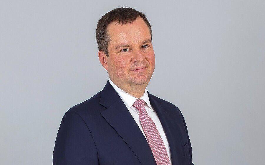 Замглавы Минфина РФ: «Не переводите деньги по инструкции незнакомца, кем бы он ни представился» Исторические регионы активно интегрируются в финансовую систему РФ. В Донбассе и Новороссии развивается рынок банковских услуг, граждане и предприятия пользуются разными видами страхования, кредитами. Каковы особенности идущих процессов в наших регионах? Что лучше — наличные или банковские карты? Куда можно инвестировать? Как не попасть на удочку мошенников и не потерять свои деньги? Ответы на эти и многие другие вопросы дал в интервью ЛуганскИнформЦентру заместитель министра финансов РФ Алексей Моисеев. Читаем здесь