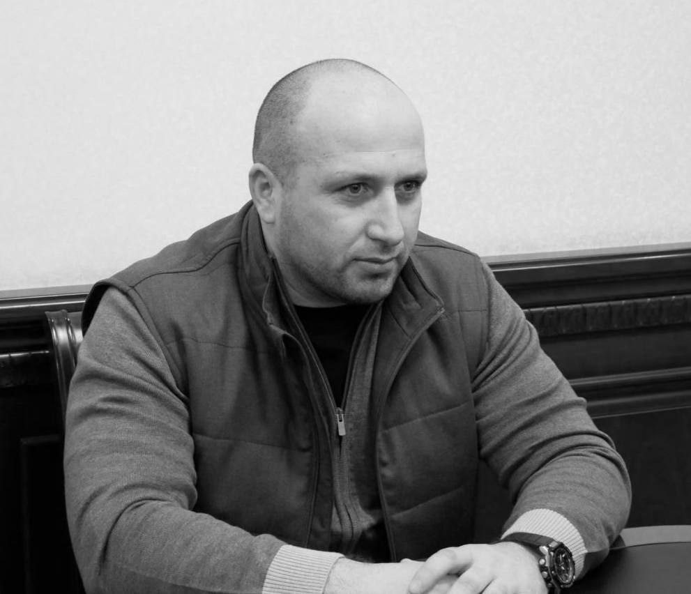 Гвардии полковник командир 136 й отдельной гвардейской мотострелковой бригады Эрик Селимов погиб в результате ДТП Об этом в своем тг канале сообщил глава Дагестана Сергей Меликов Гибель Эрика Селимова невосполнимая утрата для Дагестана Вооруженных Сил и всей страны Мои искренние соболезнования его родным и близким сослуживцам всем кто знал этого выдающегося дагестанского командира Терпения мужества и сил в это тяжёлое время Мы скорбим вместе с вами Республика окажет всю необходимую помощь его семье в том числе с организацией похорон написал Меликов