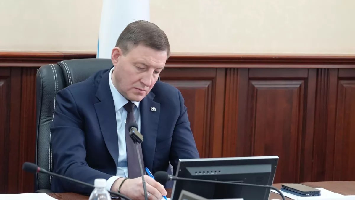 Андрей Турчак заявил о необходимости создания качественной онкослужбы до конца года По словам главы региона для того чтобы Республика Алтай имела онкологический диспансер население должно быть не менее 500 тысяч человек В регионе сегодня около 210 тысяч человек Что можем сделать Сформировать качественную онкослужбу чтобы жители получали услуги диагностики здесь организовать маршрутизацию здесь отметил Андрей Турчак в ходе прямой линии Также глава республики подчеркнул Задача сформировать качественное звено онкохирургии чтобы операции проходили здесь ТОЛК