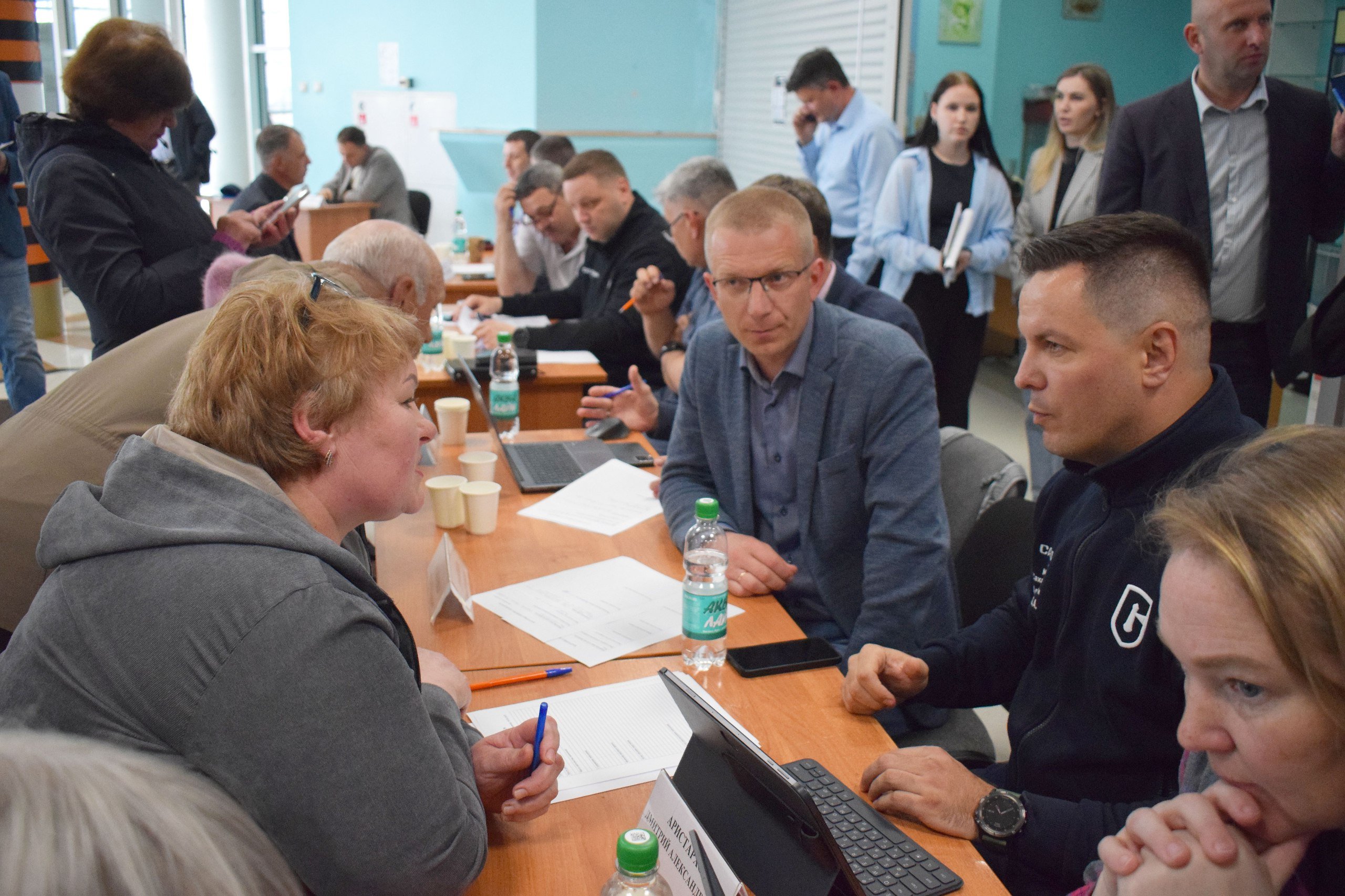 Перед встречей губернатора Валерия Лимаренко с жителями Курильского района в фойе Дома культуры и спорта руководители областных министерств правительства Сахалинской области. Любой желающий мог получить ответ на свой вопрос от первых лиц, а не ждать, пока ответят письменно. Как всегда, многолюдно было у столика, где сидели представители министерства ЖКХ "на разрыв" был новый министр Дмитрий Аристархов и министерства дорожного хозяйства рассказывал министр Максим Жоголев . О чём их спрашивали – понятно. У министра туризма Артёма Лазарева интересовались, нужно ли оформлять документы тем, кто возит туристов? как оказалось – нужно! . У министра спорта родители спрашивали, есть ли возможность открыть в Курильске спортивную школу забегая вперёд скажем, что школа таки будет! . Среди курильчан были и те, кто по традиции обошёл чуть не все столики с министрами. А потом уже в зале было награждение жителей острова. Медали Сахалинской области «Сахалинская область – фронту» IV степени удостоены «серебряный волонтёр» Римма Зуфаровна Косьяненко и Вера Болдырева – одна из основательниц группы «Своих не бросаем», которая занимается сбором помощи для бойцов СВО. Благодарности губернатора Сахалинской области получили генеральный директор ООО «Синтрэл» Степан Мельник и начальник производственно-технического отдела АО «Гидрострой» Илья Шатов.
