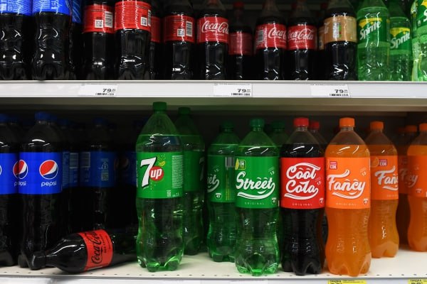 Жирно будет Ежедневное употребление газированных напитков значительно повышает риск смертельно опасного заболевания печени стеатогепатита или ожирения печени Речь именно о метаболической форме заболевания в других случаях к таким последствиям приводит например употребление алкоголя Употребление всего 250 мл газированных напитков в день например Sprite или Coca Cola меньше одной банки повышают риск развития этого заболевания на 50 Если же пить диетическую колу без сахара то риск ещё выше 60 пишет Daily Mail со ссылкой на исследование китайских учёных Самый безопасный подход ограничить потребление как подслащенных так и искусственно подслащенных напитков говорят учёные Лучше всего пить воду напоминают они
