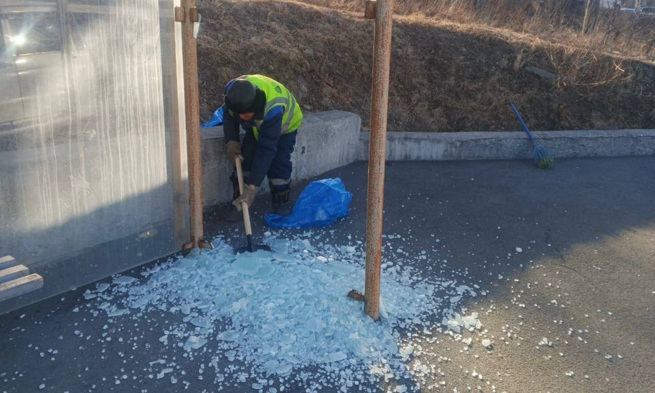 Во Владивостоке продолжается весенняя уборка.  1  На улицы города вышли подметально-уборочные машины. Свою работу техника начала с ключевых маршрутов: Партизанский и Океанский проспекты, Некрасовская, Суханова и гостевой маршрут в сторону выезда из города.   2  С начала марта рабочие «СГТ» уже выполнили комплексную уборку улиц Русской, Давыдова, Сипягина, Окатовой, Луговой, Спортивной, Пологой, Интернациональной, Калинина, Гоголя, Прапорщика Комарова, Капитана Шефнера, Маковского, на проспекте 100-летия Владивостока и на Университетском проспекте.   3  На этой неделе также отмыли делиниаторы на Гоголя, на проспекте 100-летия Владивостока, на Народном и Океанском проспектах.   4  В Первомайском районе продолжают отмывать от грязи и граффити остановочные павильоны. Работы велись на остановках «Трудовая»,«Памятник минерам», «Пески», «Поликлиника №5»,«Рыбный порт» и «Склады», а на остановке «Восточная верфь» на улице Коммунаров убрали разбитое стекло.    5  Ежедневно дорожники собирают случайный мусор с прибордюрой полосы, тротуаров и остановок. С начала марта сотрудники вывезли почти 68 тонн мусора.