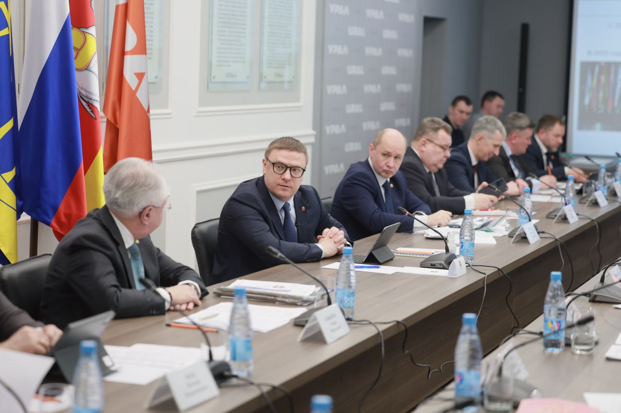 Челябинская область стала флагманом в экологии Губернатор Челябинской области Алексей Текслер провёл выездное заседание координационного экосовета в Миассе В ходе совещания подвели итоги нацпроектов Экология и Экологическое благополучие а также представили новые планы Экосовет стал открытой диалоговой площадкой где обсуждаются ключевые вопросы защиты окружающей среды подчеркнул глава региона Были озвучены впечатляющие результаты Благодаря федеральному проекту Чистый воздух выбросы в Челябинске сократились почти вдвое на 48 по сравнению с 2017 годом В Магнитогорске снижение составило 23 5 Этот эффект достигнут за счёт перевода челябинских ТЭЦ на газ модернизации заводов и обновления автобусного парка Особое внимание уделили рекультивации свалок Алексей Текслер привёл уникальный пример на месте бывшей челябинской свалки теперь работает тепличный комплекс который снабжается энергией от утилизации свалочного газа Такие проекты масштабируются по всей России отметил губернатор В регионе создана мощная система мониторинга воздуха которая уже объединяет данные с 40 станций В 2025 году сеть расширили закупив ещё пять постов наблюдения Среди новых задач 100 процентная сортировка всех отходов и вовлечение в хозяйственный оборот не менее 25 вторичных ресурсов к 2030 году Также поставлена цель сделать комфортными для жизни все берега водных объектов области На заседании был представлен новый экологический проект С чего начинается Родина Его будут реализовывать при участии ветеранов специальной военной операции Дмитрия Никитина и Андрея Порошина Проект направлен на экологическое воспитание школьников В завершение заседания Алексей Текслер вручил Знак соответствия Экологическому стандарту техническому директору местного завода Алексею Патрашкину Знак присоединения к стандарту был вручен директору Южно Уральского федерального научного центра минералогии и геоэкологии УрО РАН Валерию Удачину poolN74 eugenejut