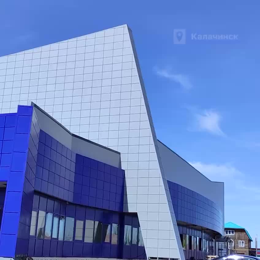 Реконструкция стелы в Белогорске и строительство Ледового дворца в Калачинске продолжаются в графике