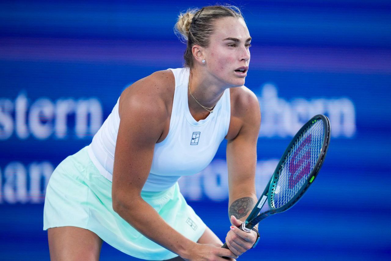 Арина Соболенко добилась уверенной победы на старте нового сезона На турнире WTA 500 в Брисбене первая ракетка мира не оставила шансов испанке Кристине Букше 6 0 6 1 В третьем круге одиночного разряда Соболенко сыграет с победительницей матча Сорана Кырстя Румыния Алена Остапенко Латвия Год назад Арина Соболенко одолела в финальном поединке российскую теннисистку Полину Кудерметову olympicteamby